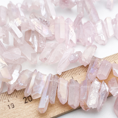 Кварц тонированный необработанные бусины, цвет розовый, размер около 15-25*4-6 мм, цена за отрезок 9,5 см (1/4 нити)