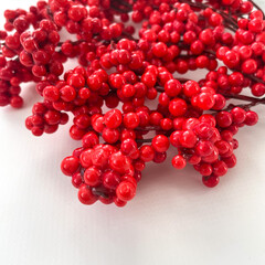 Ягоды Красные, искусственные на ветке 19 см., 5-8 мм., набор 10 шт.