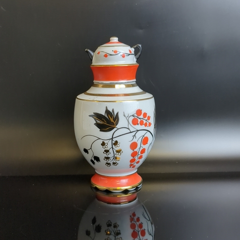 Чайница ЛФЗ "Красная смородина" афтор формы Э.М.Криммер, автор рисунка Л.В.Щекатихина-Потоцкая, фарфор, роспись, золочение, СССР 1970-1990 гг