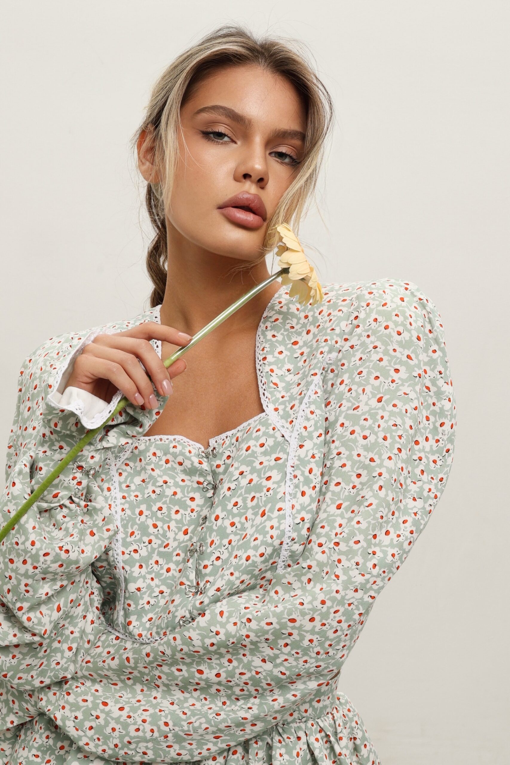 Укороченная блуза с зеленым цветочным принтом