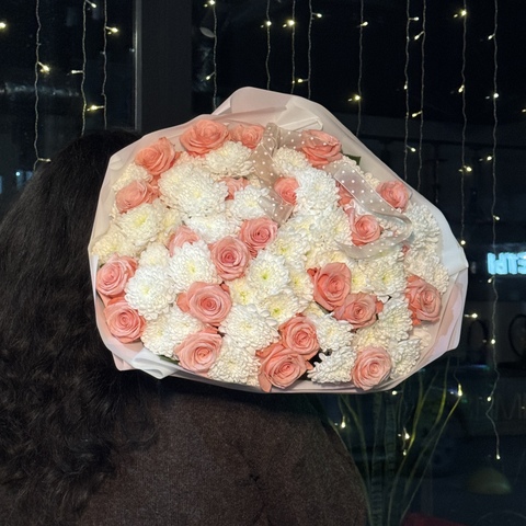 Большой букет из эквадорских роз и кустовых хризантем