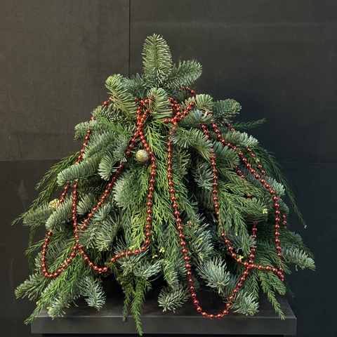 Елочка из веток нобилиса, композиция из живых еловых веток и новогодних украшений