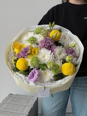 Букет из хризантемы, нарциссов, вибурнума и лизиантуса