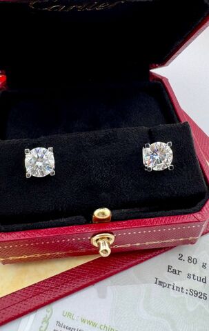 sergi-pusety-zakrepka-cartier-1-karat-iz-serebra-925-proby-s-muassanitami