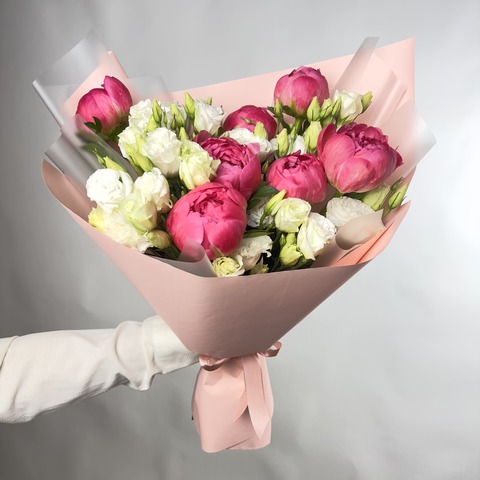 Букет ярко-розовых пионов с эустомой (размер - M)