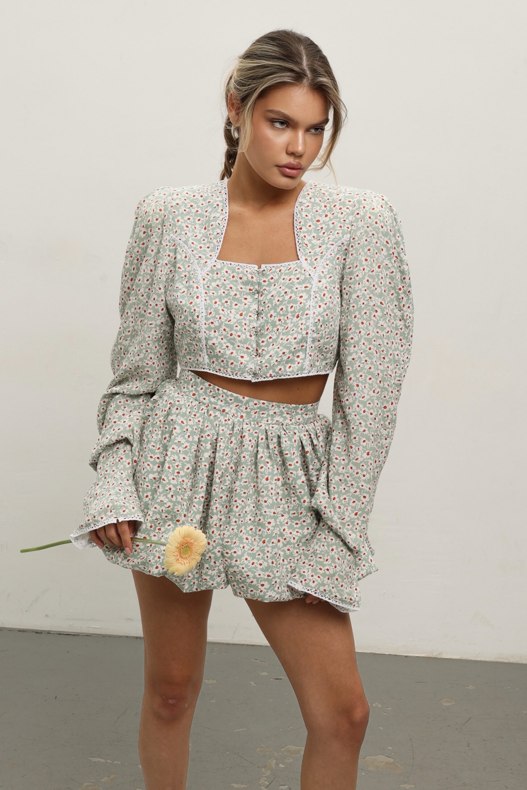 Укороченная блуза с зеленым цветочным принтом
