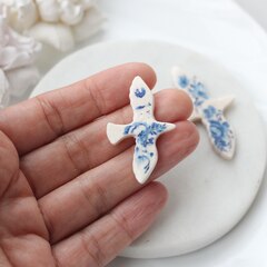 Подвеска Птица голубь, белый с синей росписью, M 41*27 мм, S031