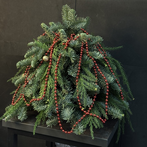 Елочка из веток нобилиса, композиция из живых еловых веток и новогодних украшений