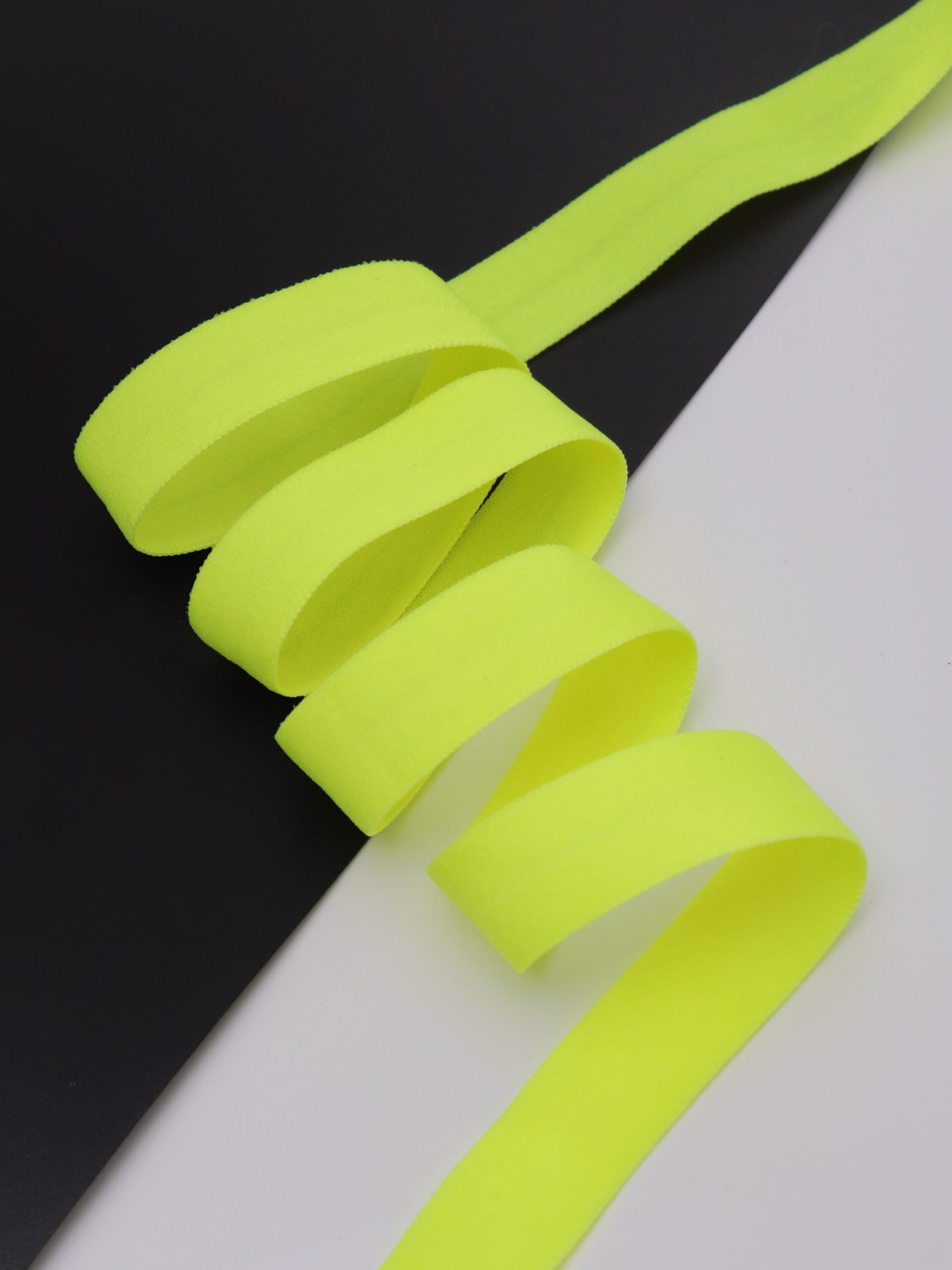 Бейка эластичная лимон-лайм неоновая матовая ширина 15 мм