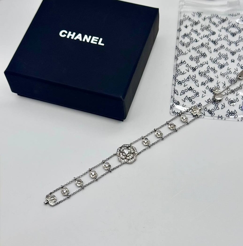 braslet-chanel-s-podveskoj-roza-kollekciya-bouton-de-camelia-white-vgold