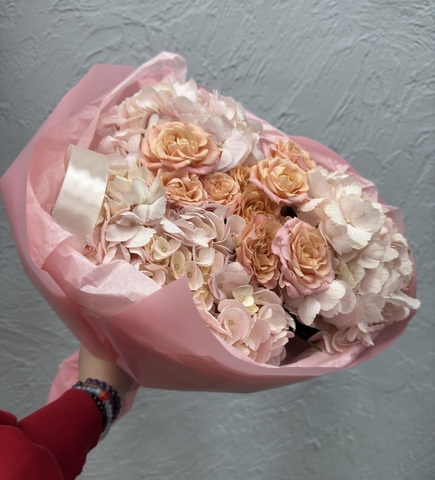 Гортензии с нежными персиковыми розами