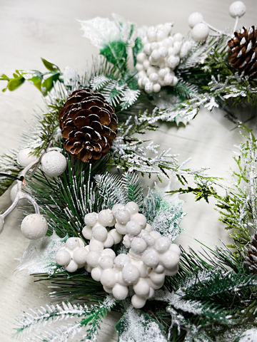 Венок еловый 25см ChristmasDeLuxe с шишками и букетами белого остролиста заснеженный