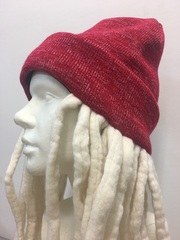 Красная зимняя шапочка с белыми дредами из шерсти 