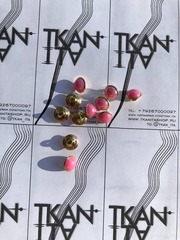 Пуговица металлическая со сквозным проколом (пластик/металл, Яркий розовый перламутр/золотой металлический ободок, 11)