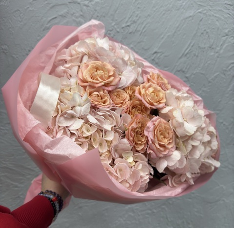 Гортензии с нежными персиковыми розами