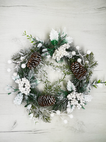 Венок еловый 25см ChristmasDeLuxe с шишками и букетами белого остролиста заснеженный