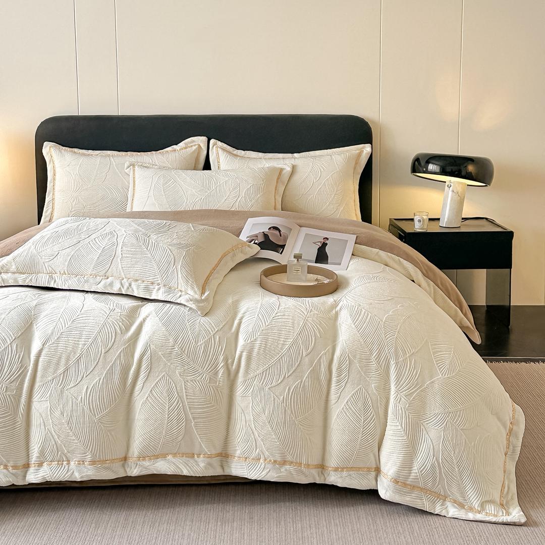 Постельное белье двуспалка Велюр Молочный лепестки