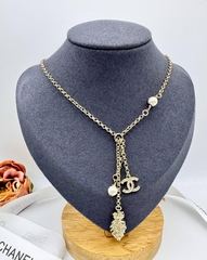 52316-kole-cepochka-chanel-s-podveskami-peryshko-i-logo