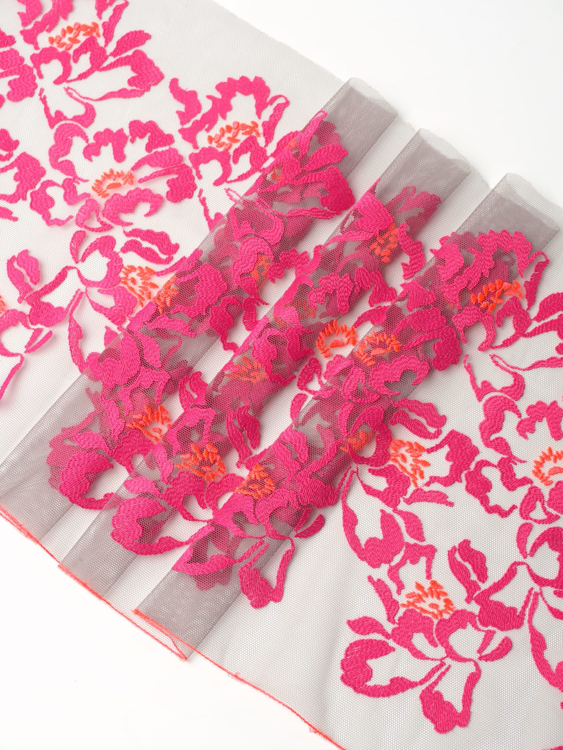 Вышивка на сетке дымчатая с фуксия и оранжевым неэластичная ширина 29 см ОТРЕЗЫ