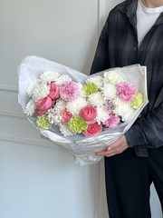 Букет сборный из кустовых пионовидных роз, диантусов и хризантемы