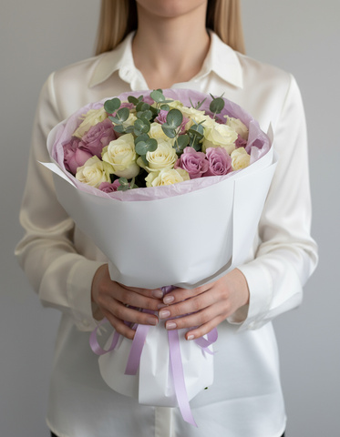 Букет из 25 роз с эвкалиптом