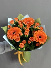 Букет с герберами и кустовыми розами