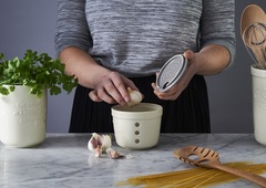 Емкость для чеснока с теркой innovative kitchen