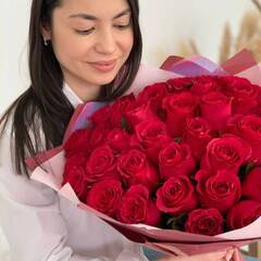 «Багровое Объятие» — букет из красных роз