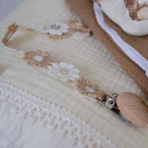 Держатель пустышки кружево "Цветы беж"