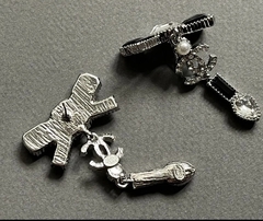 Серьги кресты CHANEL чернобелые