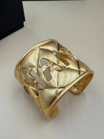 braslet-manzheta-shirokij-s-tisneniem-chanel