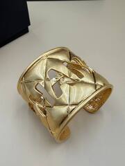 braslet-manzheta-shirokij-s-tisneniem-chanel