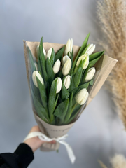 Букет белых 15 тюльпанов в оформление