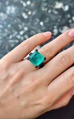 91656- Кольцо из серебра с квадратным кварцем параиба и черными микроцирконами