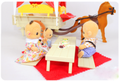 Повозка с лошадкой и семьей обезьянок Happy family 012-06