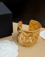 Браслет-манжета широкий с тиснением CHANEL