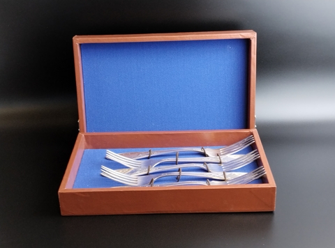 Набор 5 столовых вилок "Пламя" в футляре, мНЦ (медь-никель-цинк), Кольчугинский завод цветных металлов, СССР, 1970-1990 гг.