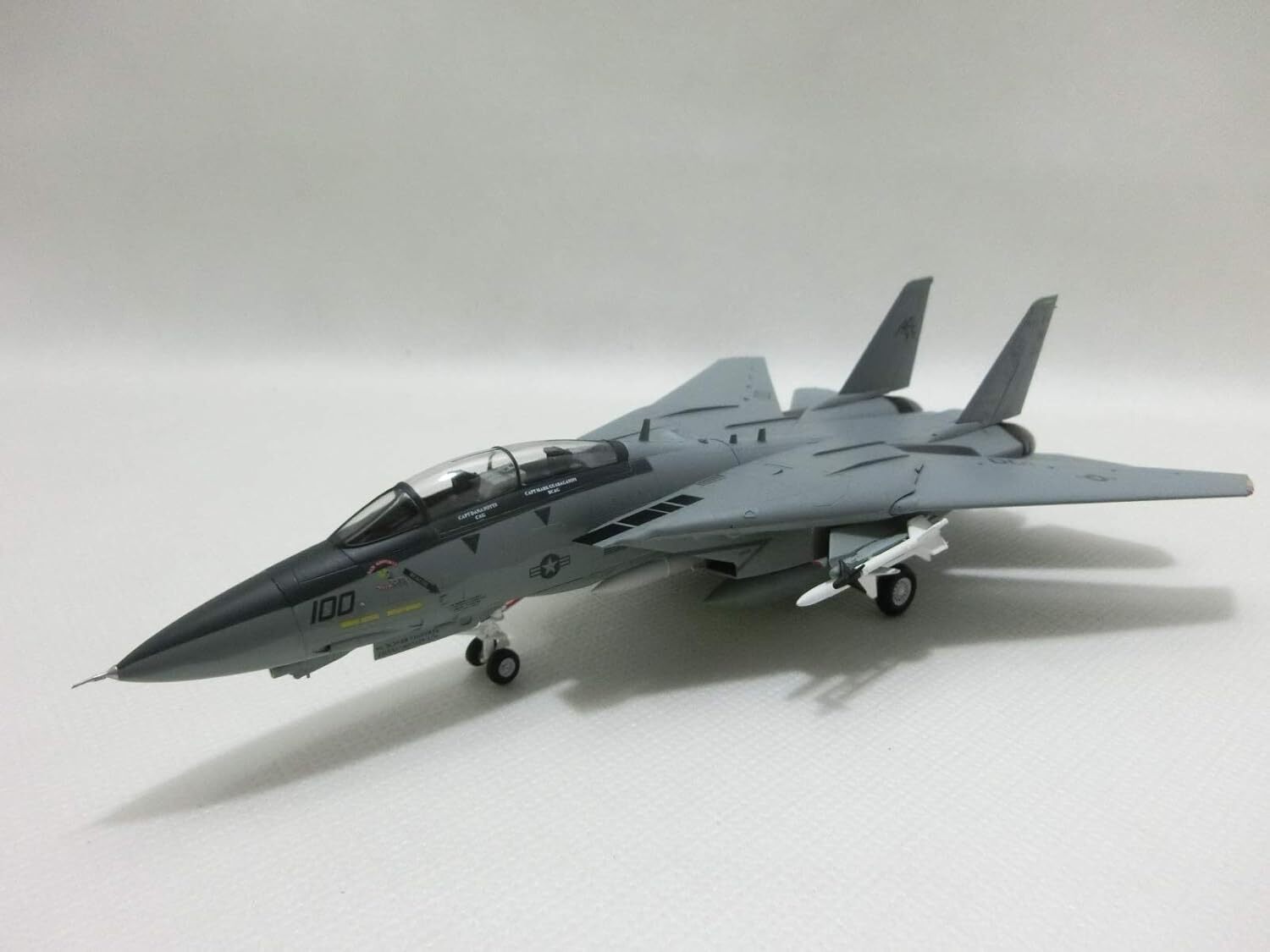 Модель Истребитель ВМС США F-14B Tomcat масштаб 1:72
