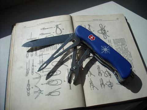 Нож складной Victorinox Skipper, 111 mm, Blue (0.9093.2W)