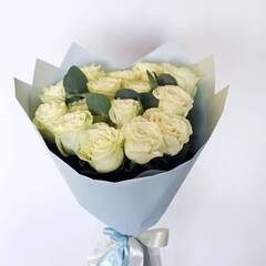 Средний букет кремовых роз «Элегантная симфония»