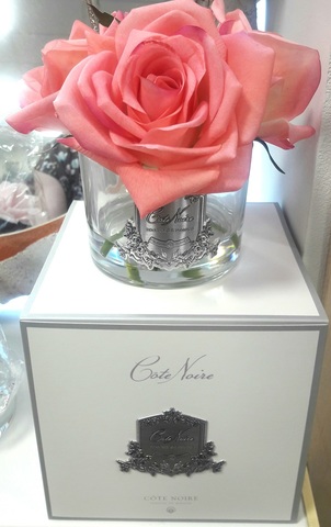 Букет из 5 роз ароматизированный в прозрачной вазе и 1 спрей 17х17х17 Cote Noire Five Rose White Peach