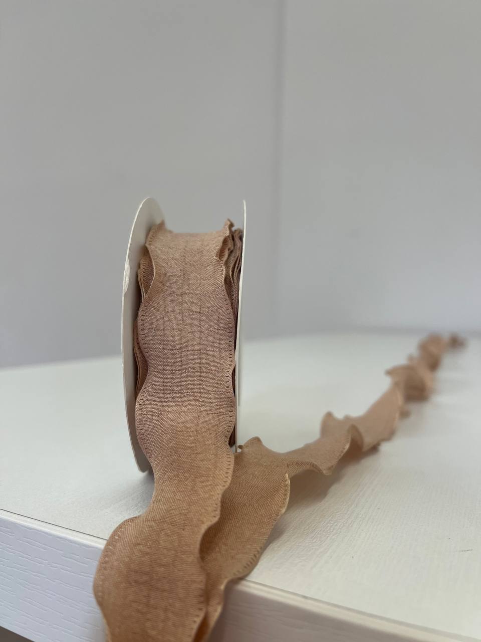 Лента полиэстер жатая с волнистым краем (2,5 см*9,14м), Мокко