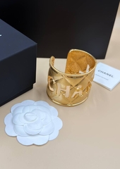 braslet-manzheta-shirokij-s-tisneniem-chanel