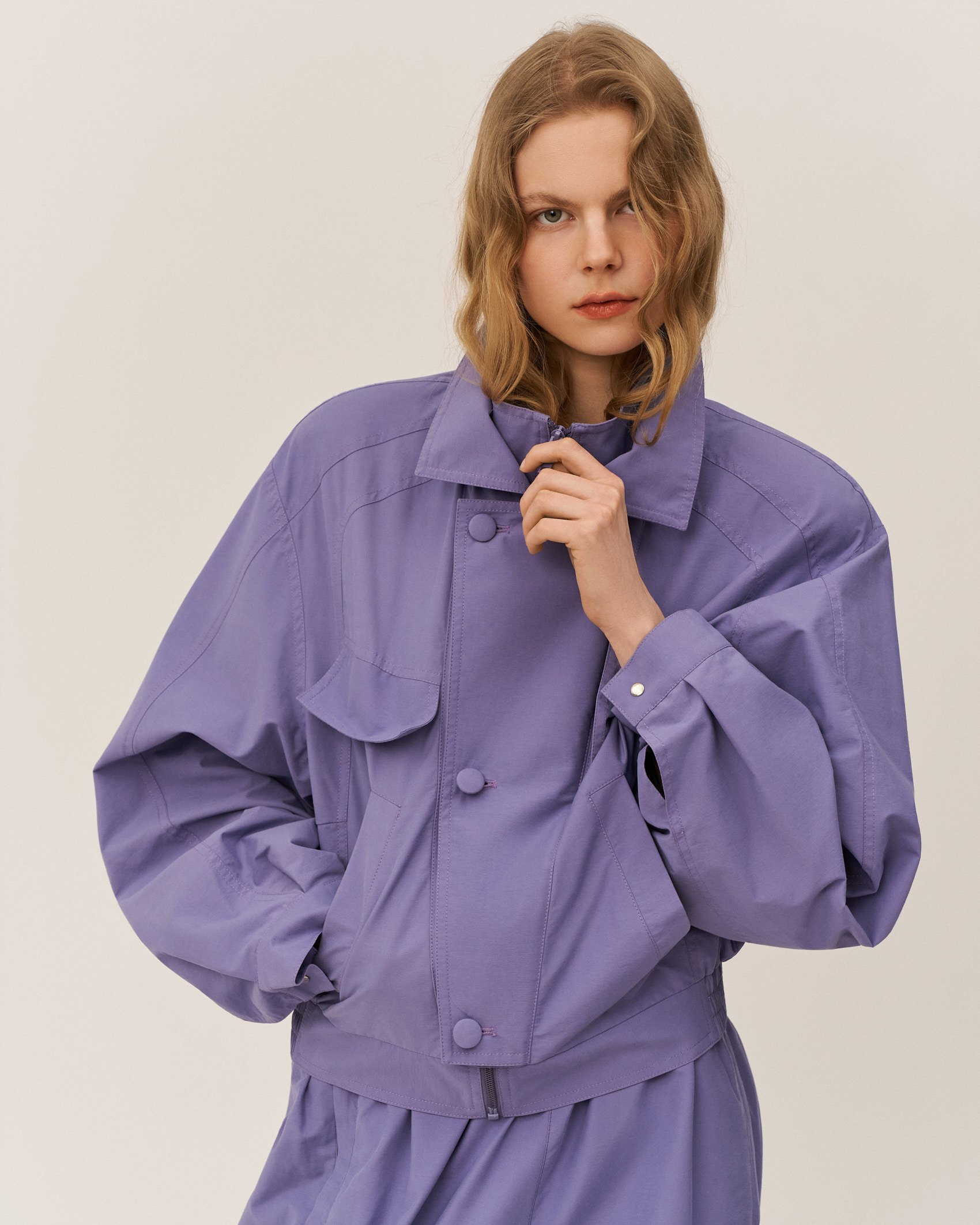 Куртка с объемными плечами