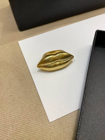 Кольцо губы Schiaparelli
