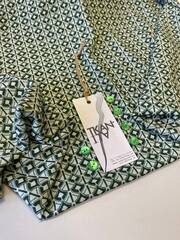 Плательно-блузочная вискоза с принтом, легкий креш-эффект (100%вискоза, Теплый белый фон/изумрудный геометрический принт, 130, 140 гр/м2)