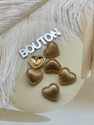 Пуговицы золотистые рельефные в форме сердечка