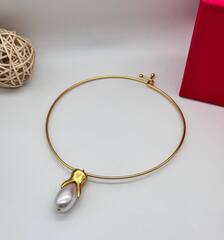 kole-obruch-tooth-v-stile-schiaparelli-s-podveskoj-zub-iz-zhemchuga