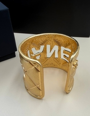 Браслет-манжета широкий с тиснением CHANEL