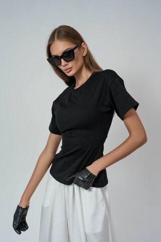 Футболка приталенная ,с разрезом сзади.